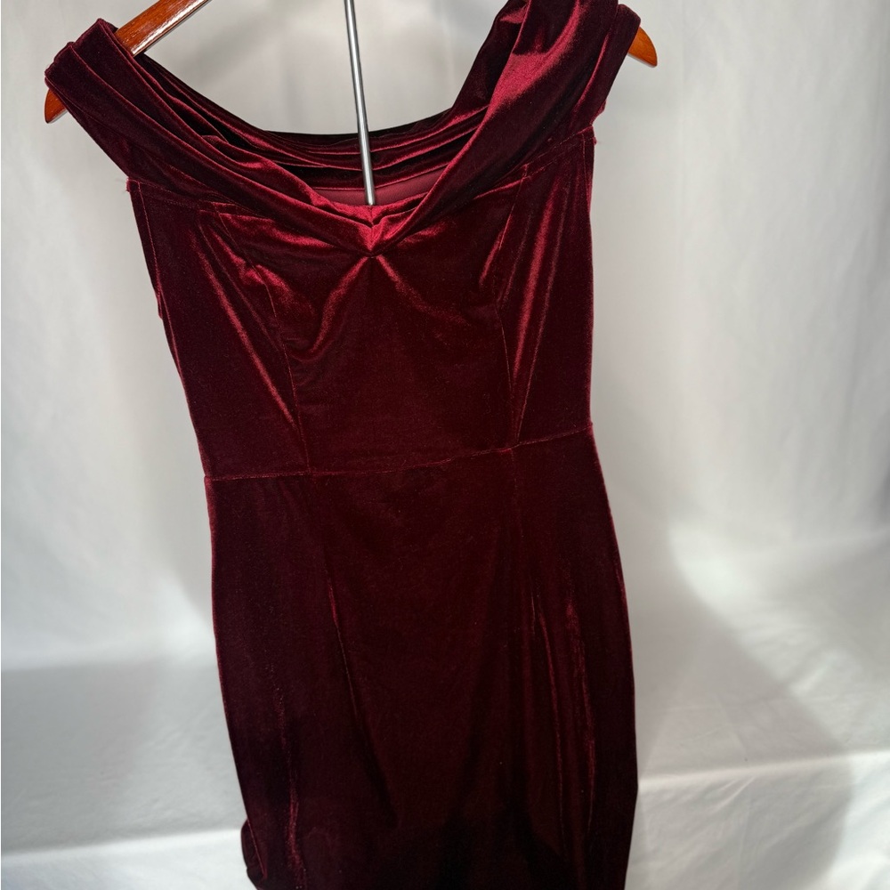Chic Strapless Velvet Dress in Deep Red
